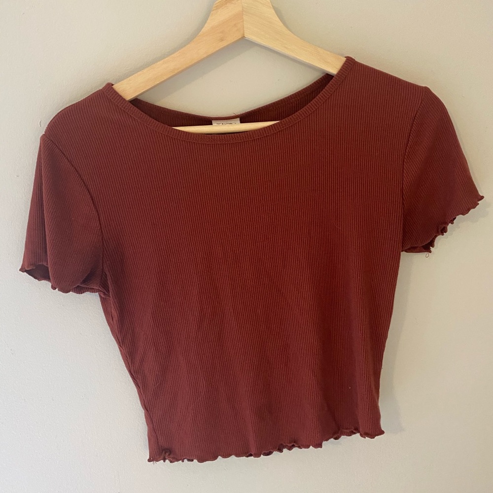 Deep red lettuce hemmed top
